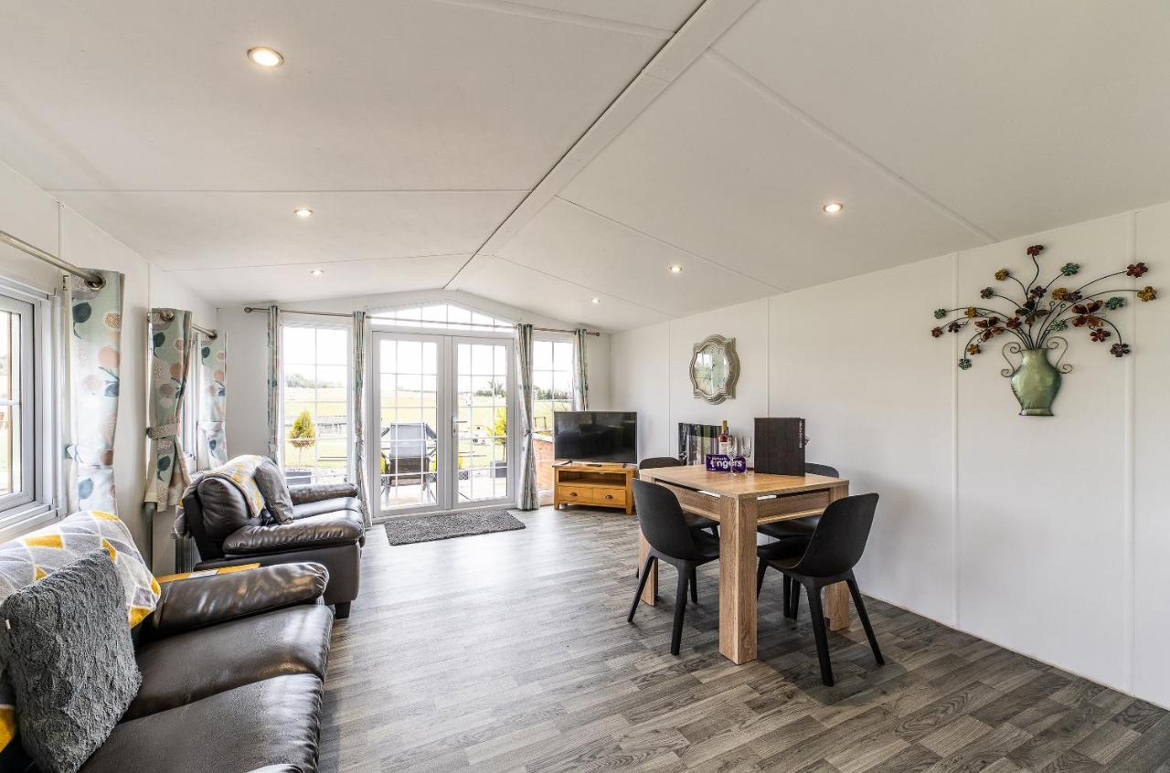 Fairview Farm Holiday Accommodation 14 Luxury Lodges, Cabins, Dog Friendly, Suitable For Couples, Families And Groups, Wedding Guests , Corporate Events, Sleeps 2-65 Guests In Ravenshead, Nottingham Near Sherwood Forest, Set In 88 Acres Dış mekan fotoğraf