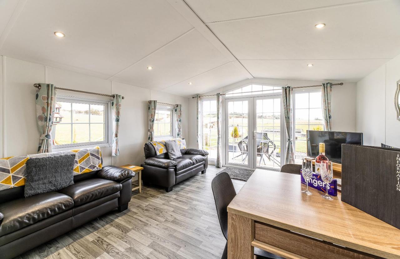 Fairview Farm Holiday Accommodation 14 Luxury Lodges, Cabins, Dog Friendly, Suitable For Couples, Families And Groups, Wedding Guests , Corporate Events, Sleeps 2-65 Guests In Ravenshead, Nottingham Near Sherwood Forest, Set In 88 Acres Dış mekan fotoğraf