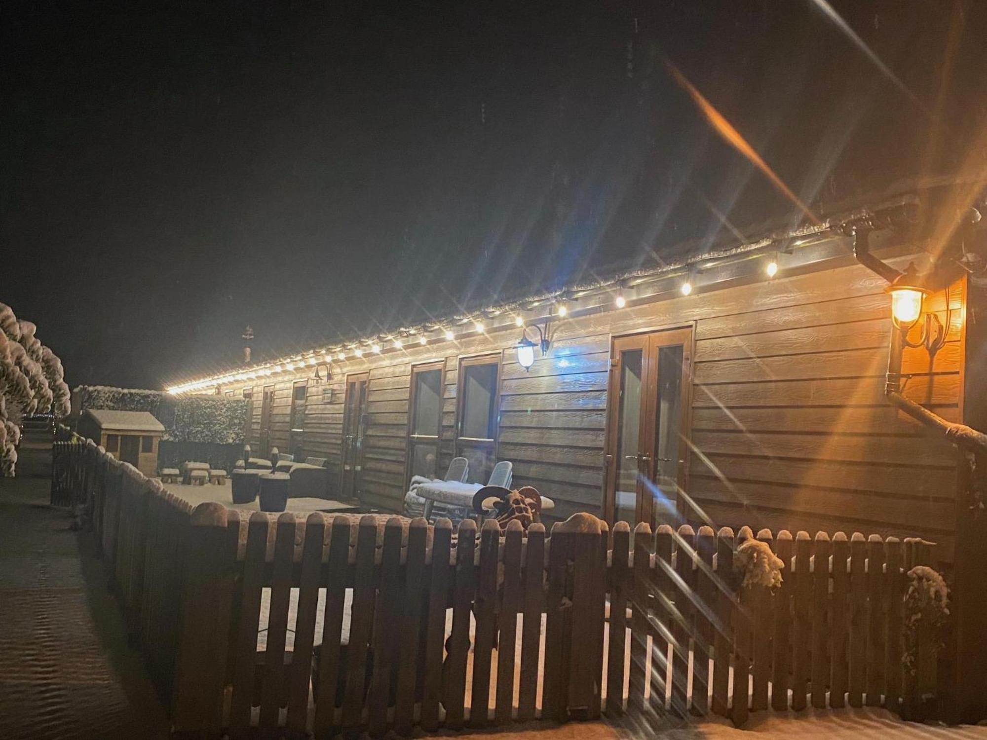 Fairview Farm Holiday Accommodation 14 Luxury Lodges, Cabins, Dog Friendly, Suitable For Couples, Families And Groups, Wedding Guests , Corporate Events, Sleeps 2-65 Guests In Ravenshead, Nottingham Near Sherwood Forest, Set In 88 Acres Dış mekan fotoğraf