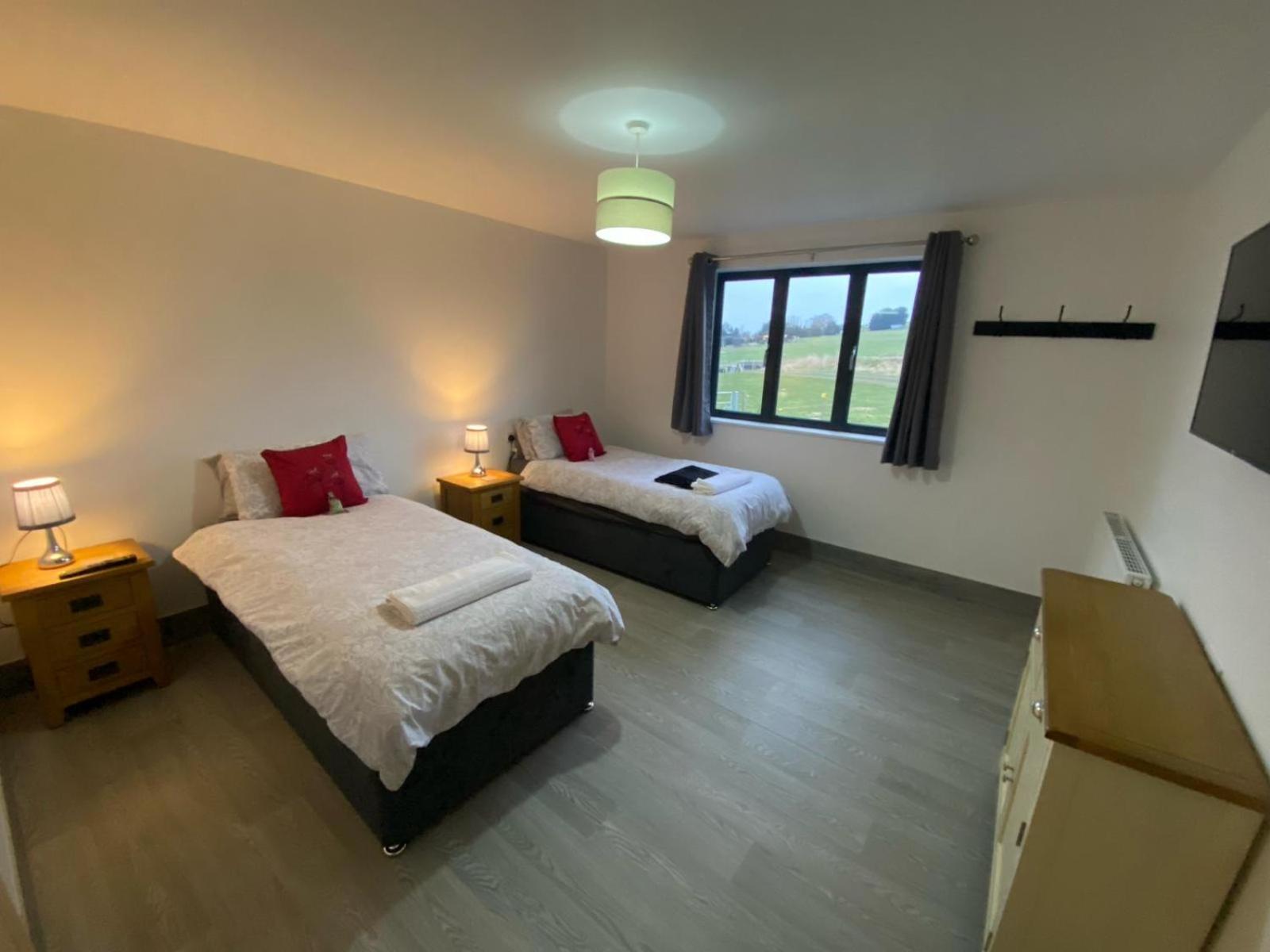 Fairview Farm Holiday Accommodation 14 Luxury Lodges, Cabins, Dog Friendly, Suitable For Couples, Families And Groups, Wedding Guests , Corporate Events, Sleeps 2-65 Guests In Ravenshead, Nottingham Near Sherwood Forest, Set In 88 Acres Dış mekan fotoğraf